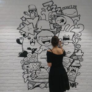 роспись дудлами на кирпичной стене, граффити в детской